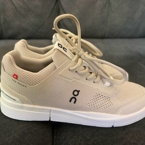 On Running Womens The Roger Beige and White Sneakers
